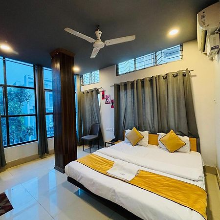 Hotel Aditya Palace Guwahati Ngoại thất bức ảnh