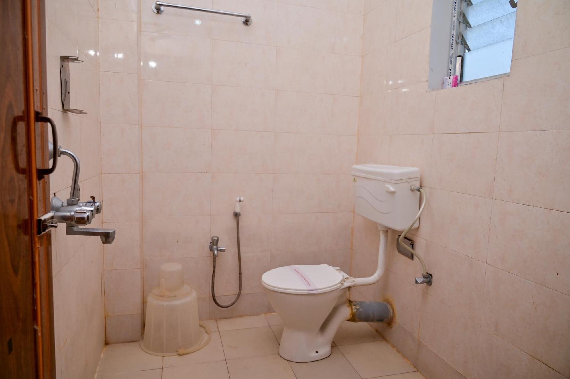 Hotel Aditya Palace Guwahati Ngoại thất bức ảnh
