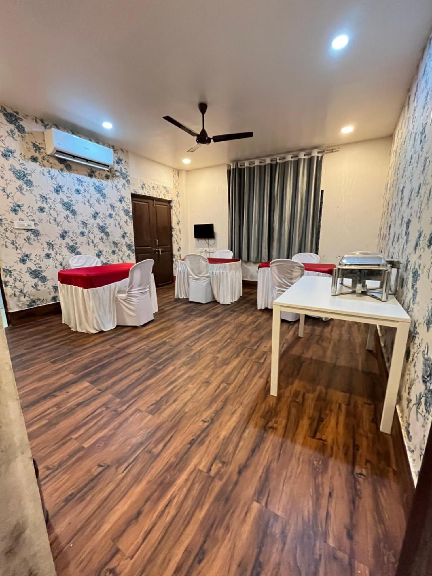 Hotel Aditya Palace Guwahati Ngoại thất bức ảnh
