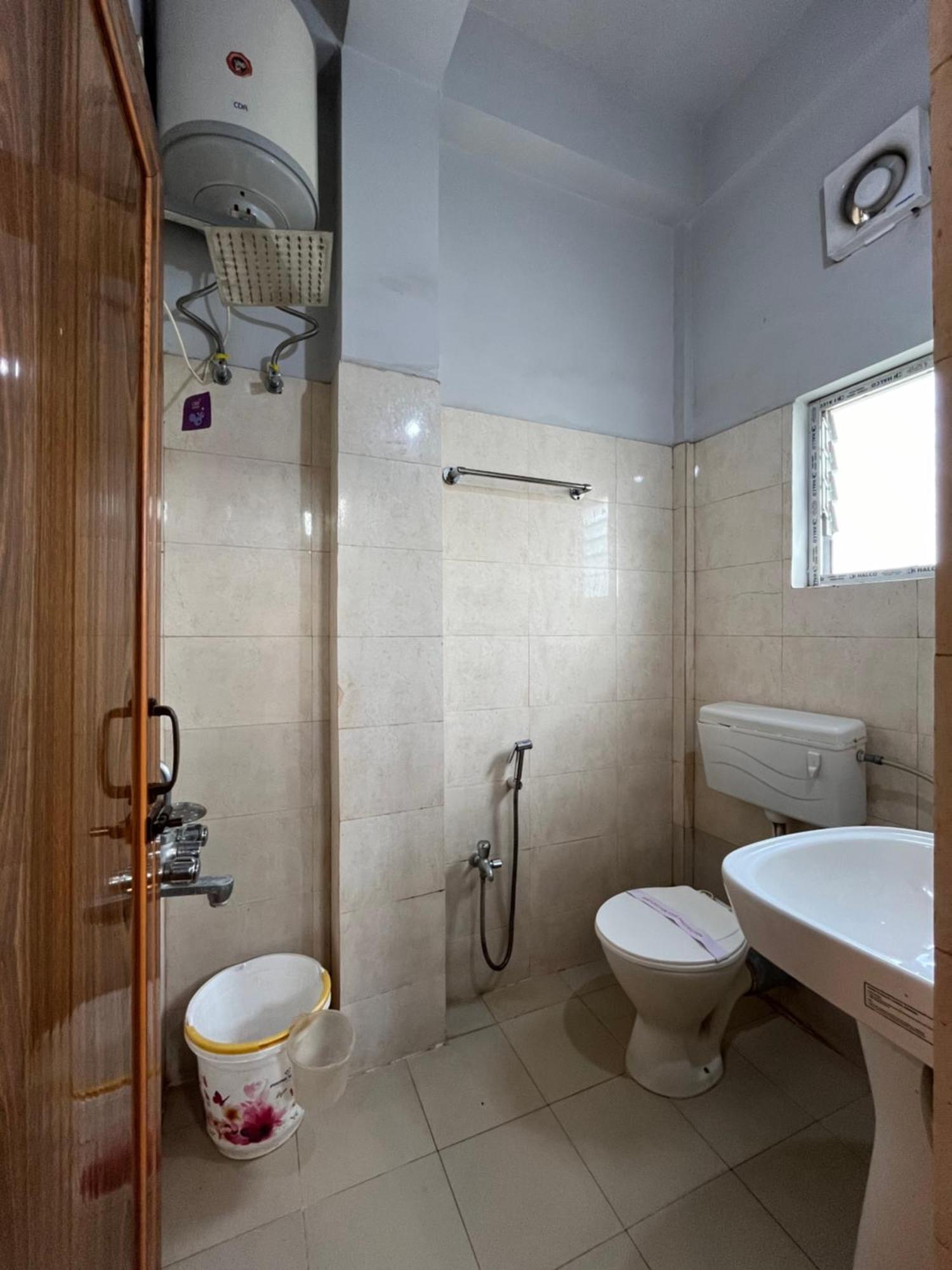 Hotel Aditya Palace Guwahati Ngoại thất bức ảnh