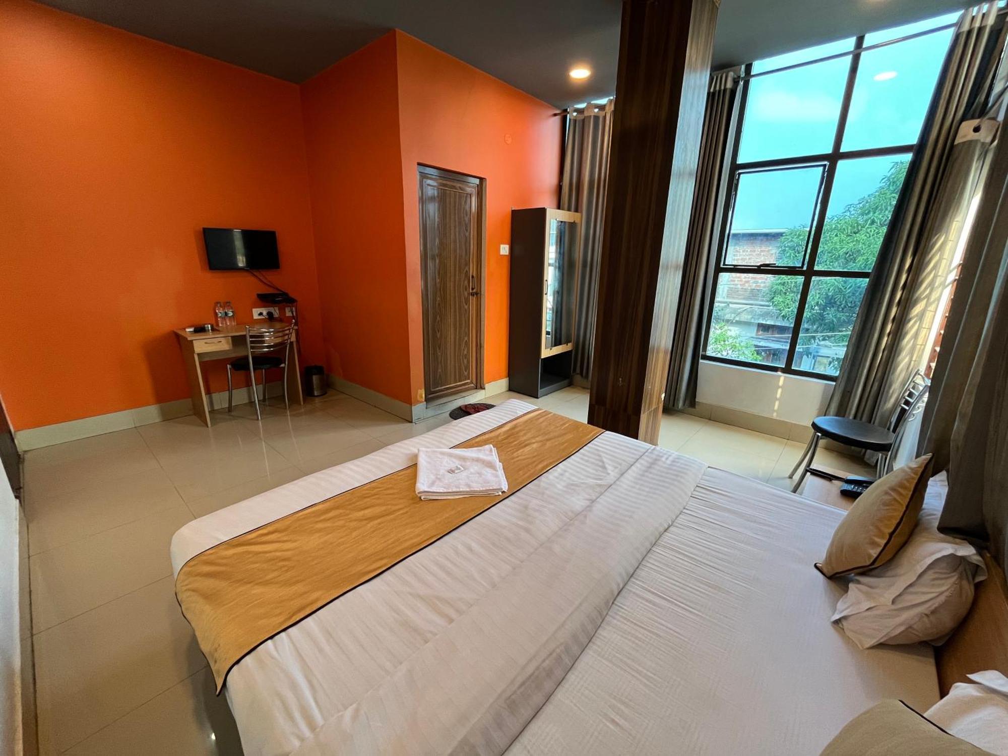 Hotel Aditya Palace Guwahati Ngoại thất bức ảnh